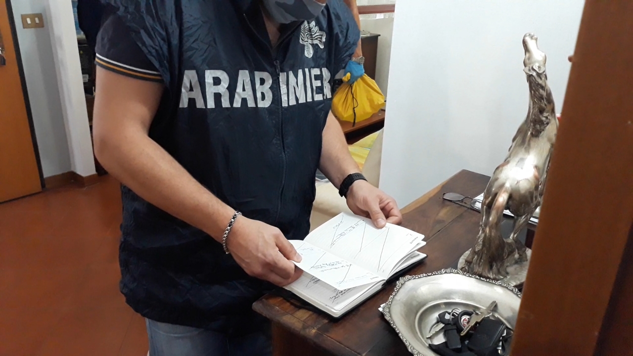 Roma, riciclaggio e fondi pubblici distratti: dirigente Mise tra 28 arrestati