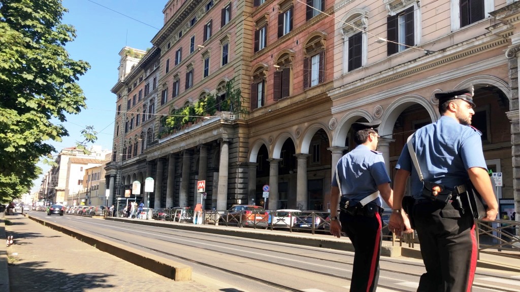Roma, volano sedie e tavoli di un bar all'Esquilino: 3 stranieri arrestati per rissa