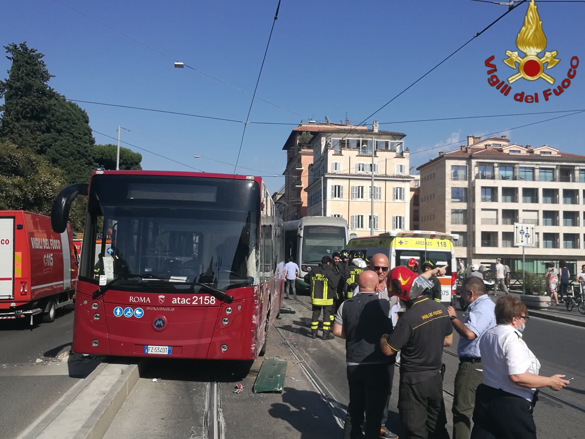 Roma: scontro bus-tram in via Labicana