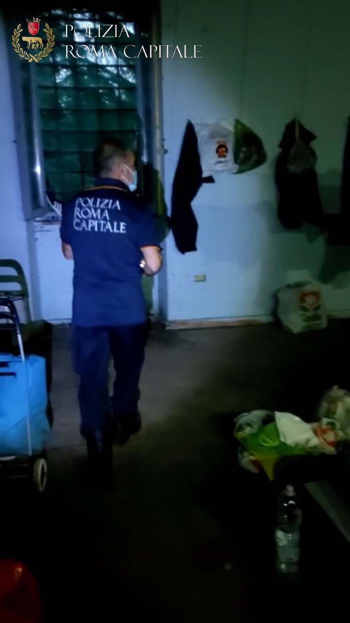 Roma, blitz dei vigili a Villa Pamphilj: sgomberata ancora la Casina Rossa