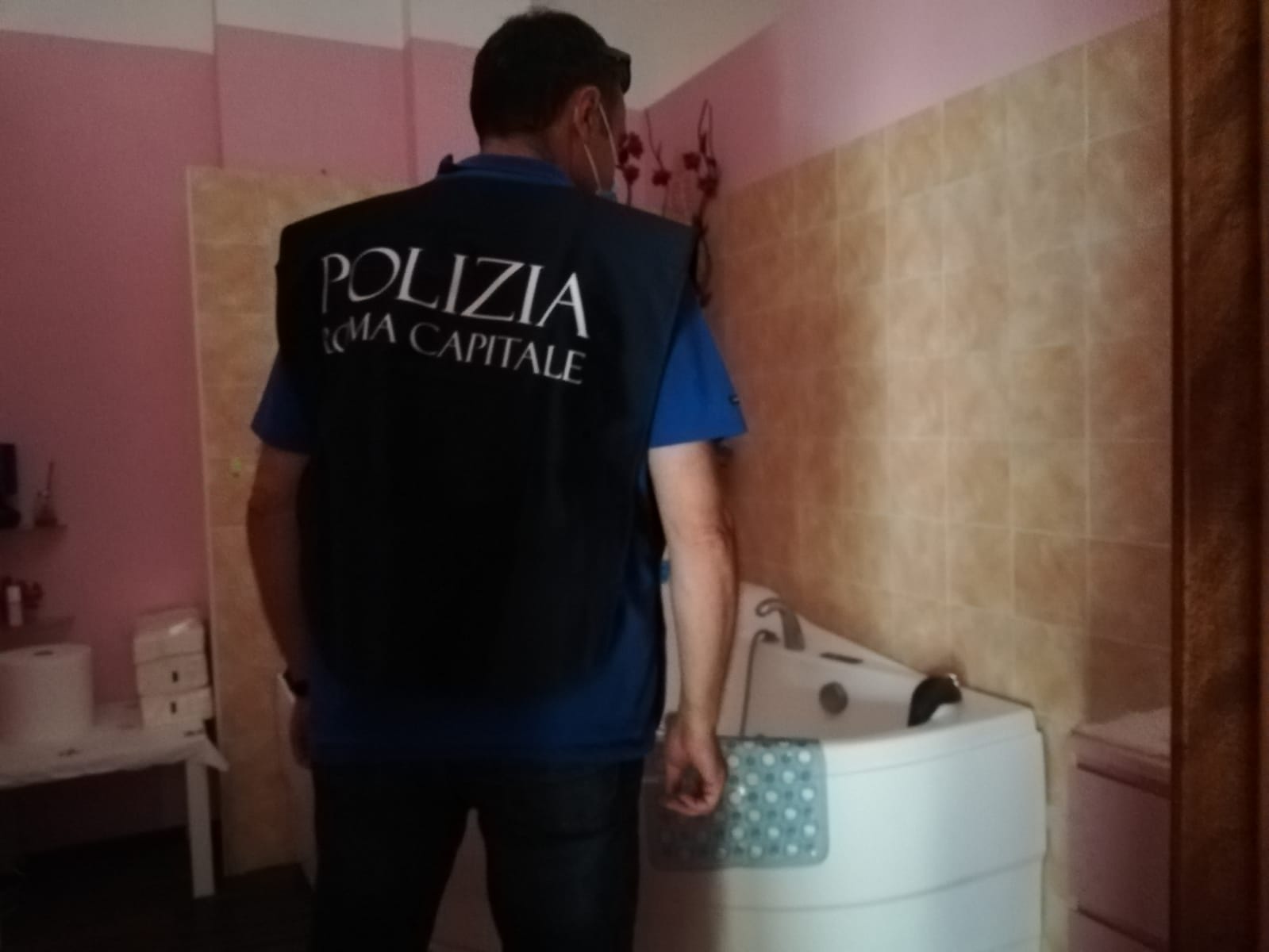Roma, centro massaggi a luci rosse al Quadraro: in manette 46enne cinese