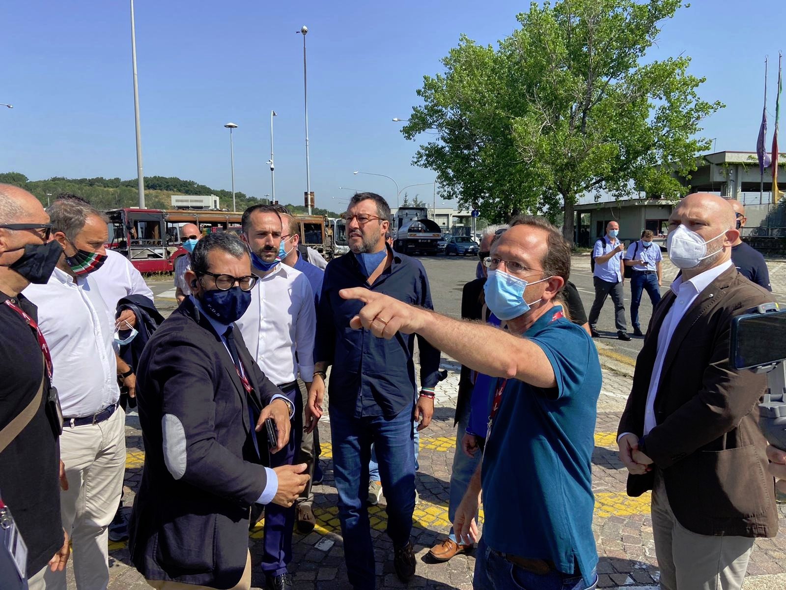 Campi rom, Salvini al deposito Atac di via Candoni: "autisti presi a sassate"