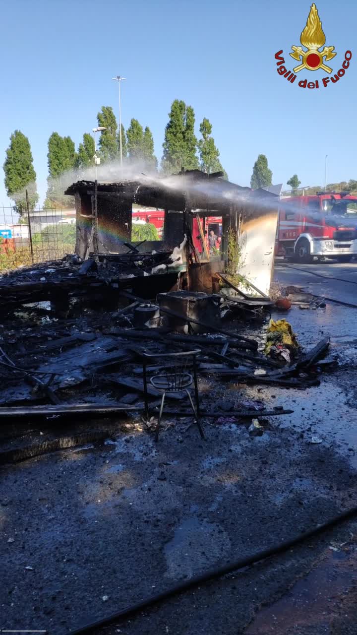 Roma, fiamme nel campo nomadi di via Candoni: distrutte 3 abitazioni