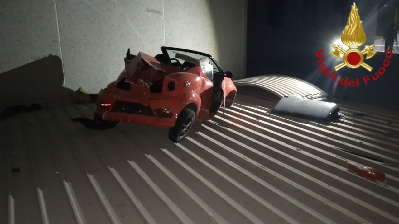 Microcar precipita dalla scarpata sul tetto di un capannone: salvo ragazzo