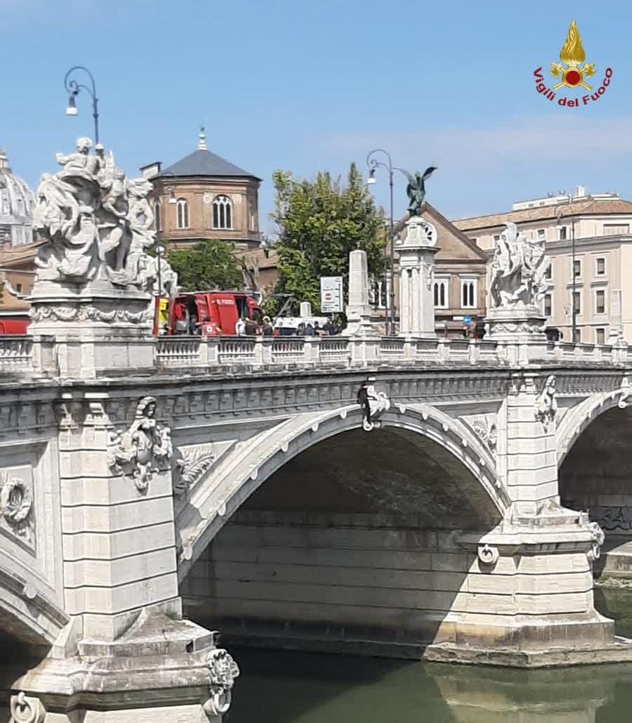 Roma, scivola nel Tevere e perde i sensi: agenti si tuffano e salvano 30enne