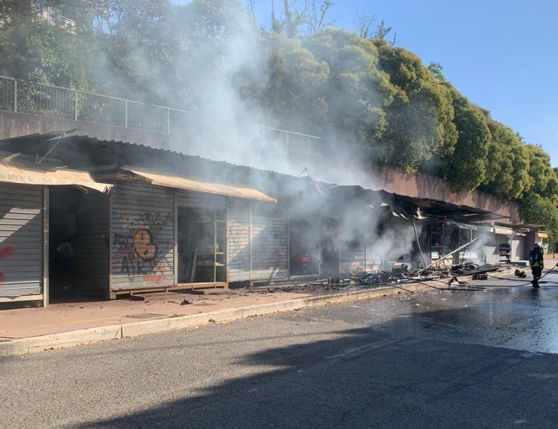 Roma, incendio nel mercato rionale a Vigna Clara: in fiamme 8 chioschi