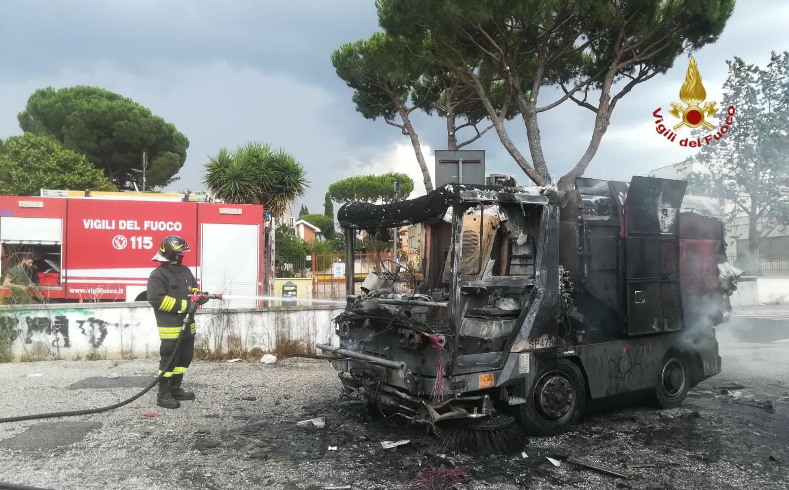 Roma, in fiamme spazzatrice Ama: nessun ferito