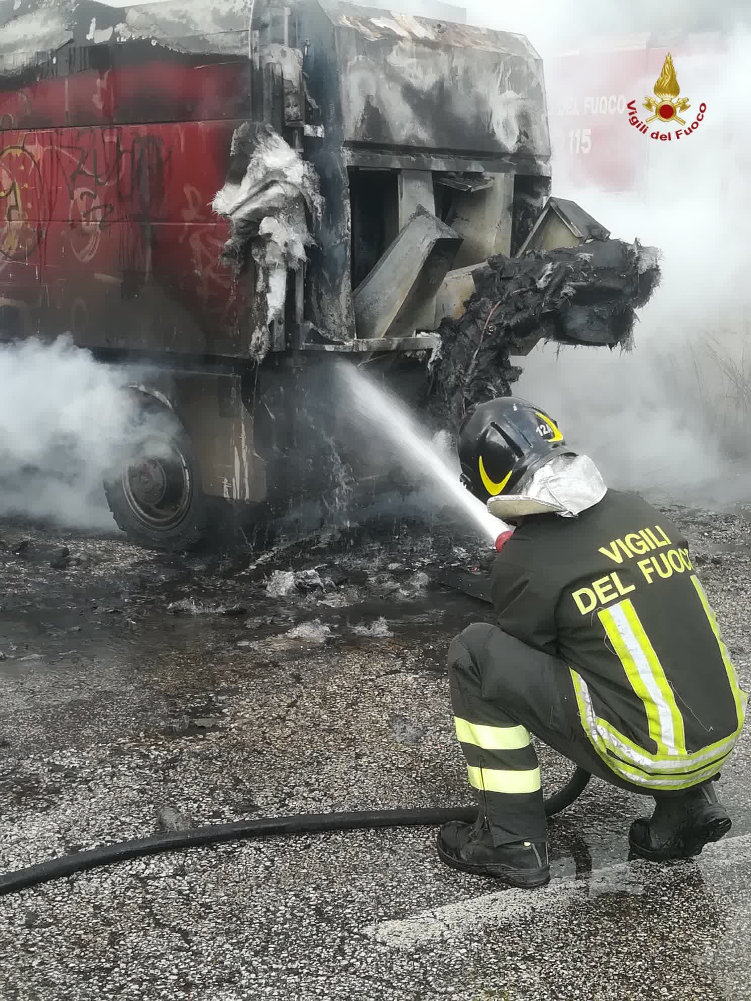Roma, incendio nel deposito Ama sulla Cassia: in fiamme mezzi della raccolta rifiuti