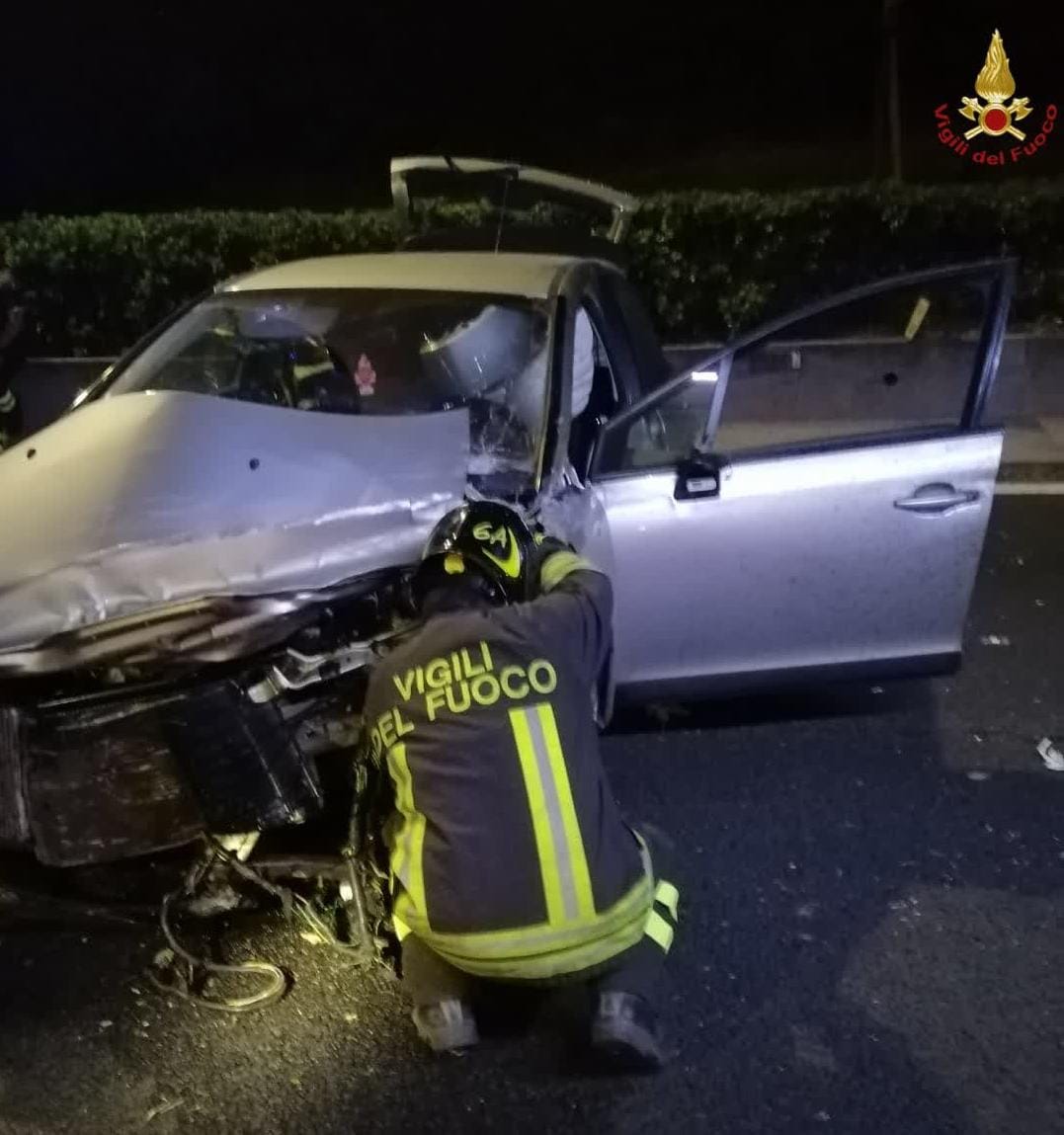 Roma, perde il controllo e si schianta sul Gra: donna estratta dalle lamiere