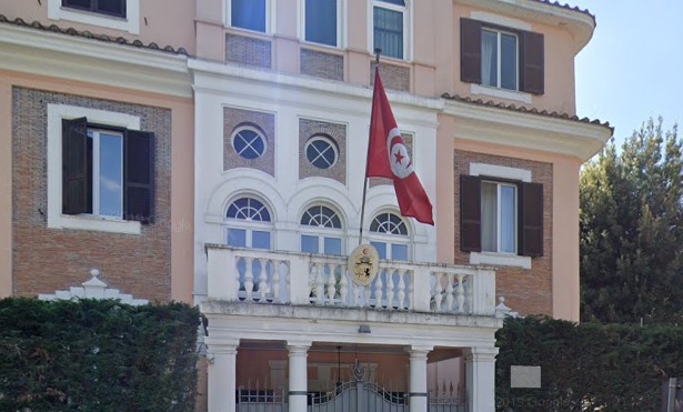 Roma, lancia sassi contro ambasciata Tunisia e aggredisce dipendente: preso
