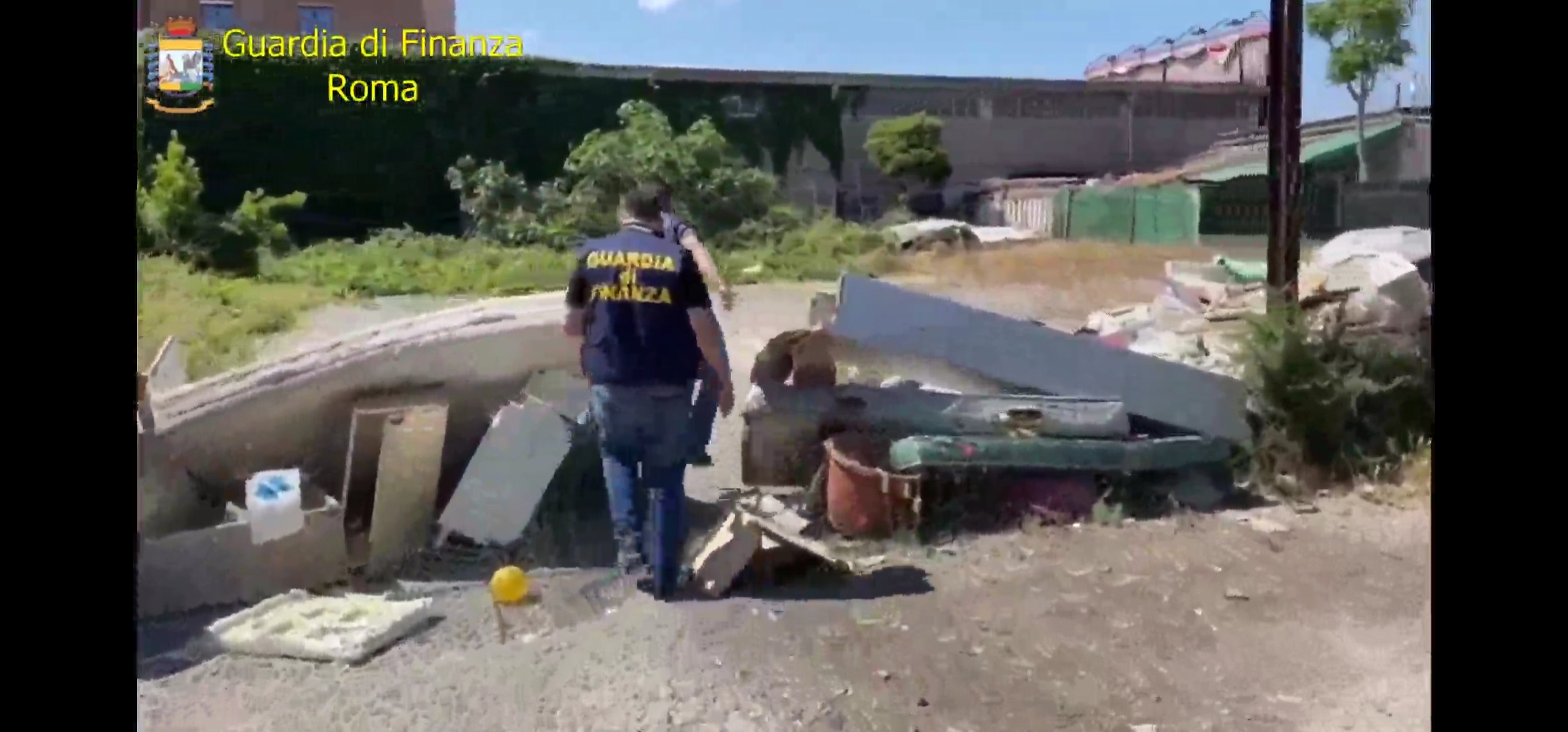 Roma, discarica abusiva sequestrata al Prenestino con 25 tonnellate di rifiuti