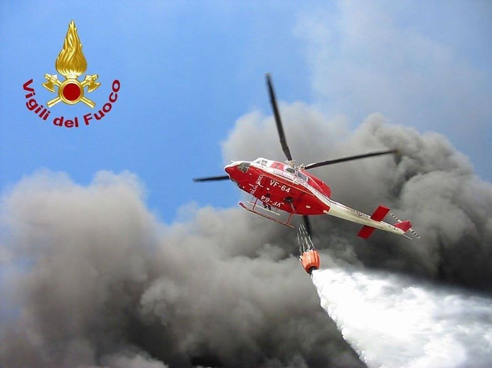 Maxi incendio sterpaglie a Tor di Valle: strade chiuse