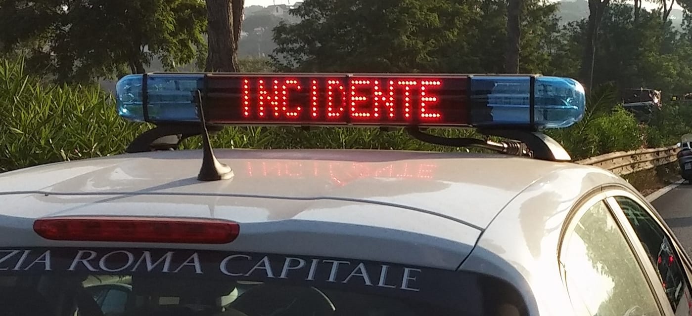 Roma, incidente tra auto e scooter sulla Salaria: grave donna di 45 anni