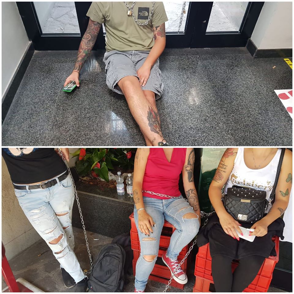 Roma, lavoratori Multiservizi Und incatenati nella sede di Ama: no licenziamenti