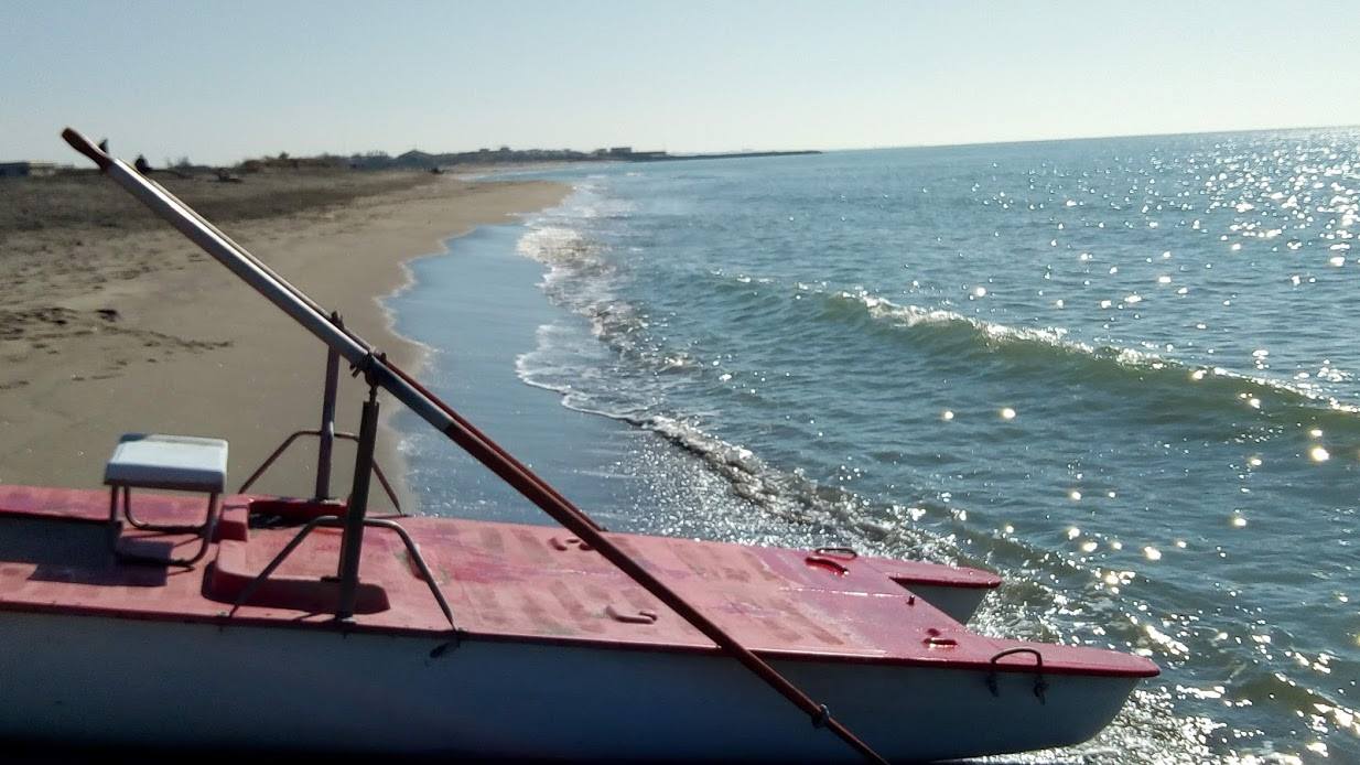 Focene, rischia di affogare in mare: salvato da carabiniere in spiaggia con la famiglia