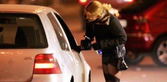Roma, in strada senza mascherina: multate prostitute e clienti