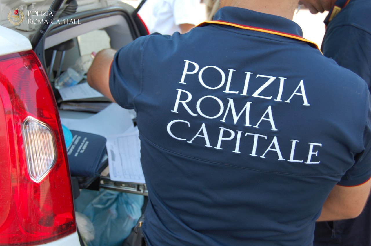 Roma, blitz antiabusivismo dal Centro al Vaticano: multati 7 saltafila e sequestrati 2mila articoli