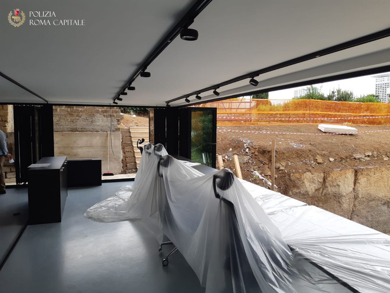 Roma, abusi edilizi in lussuosa villa all'Eur: sequestrata area 1.000 mq