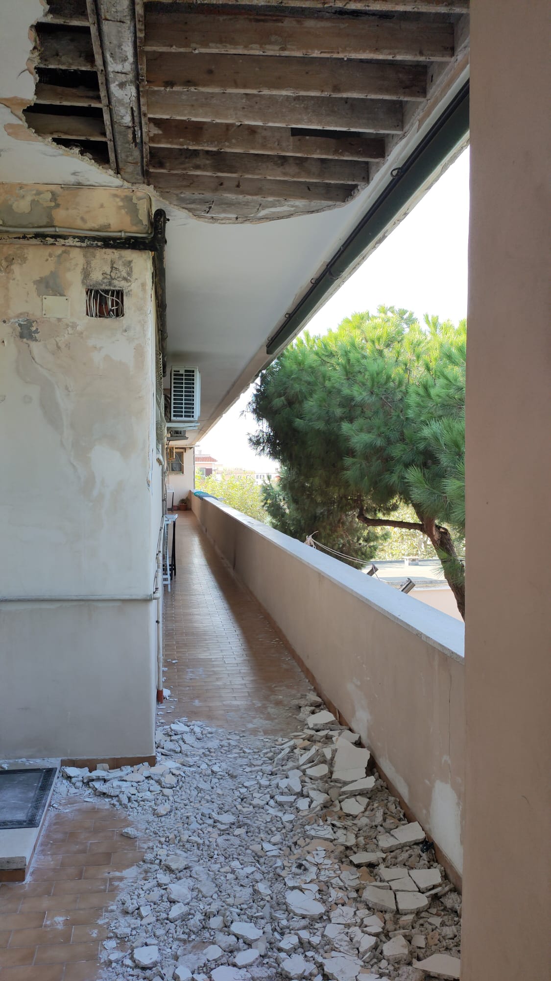 Fiumicino, crolla controsoffitto palazzina Ater: lavori diurni per evitare sgombero