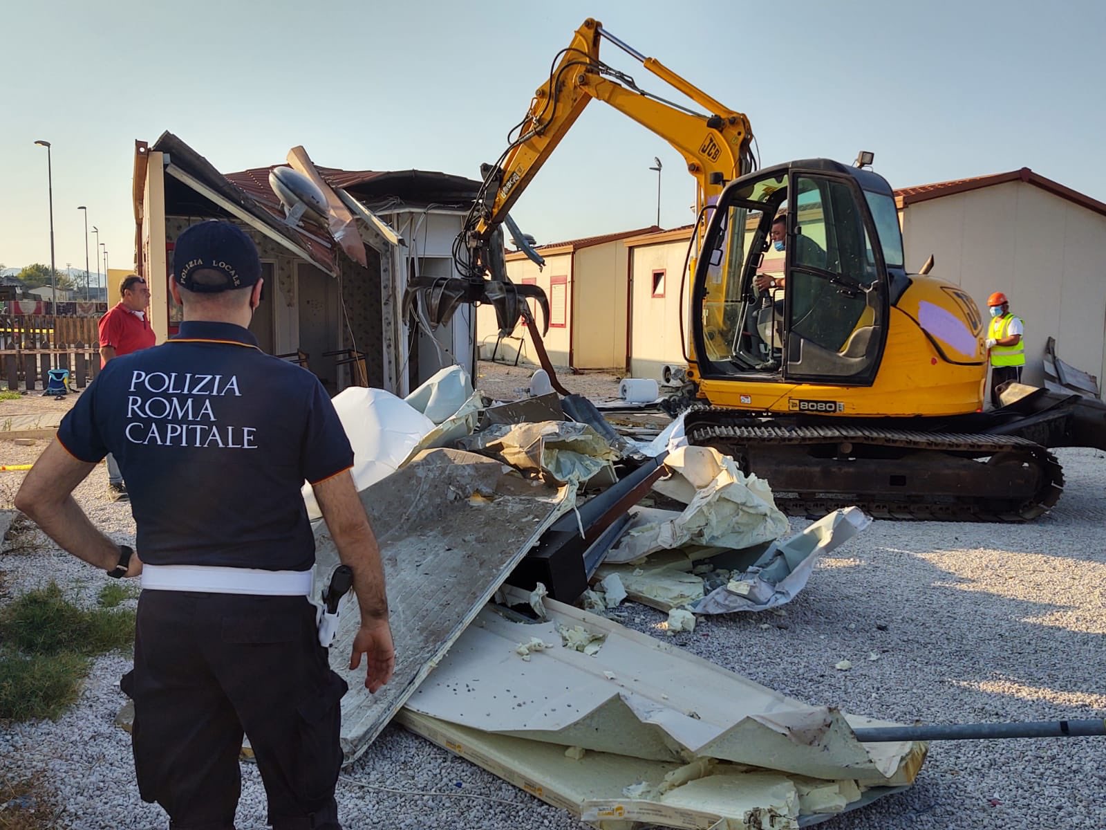Campo rom Castel Romano, Raggi firma ordinanza di sgombero