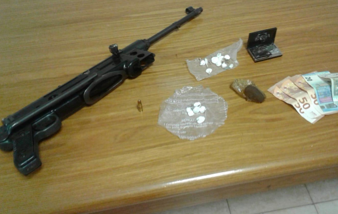 Grottaferrata, in casa con droga e armi: arrestato pusher