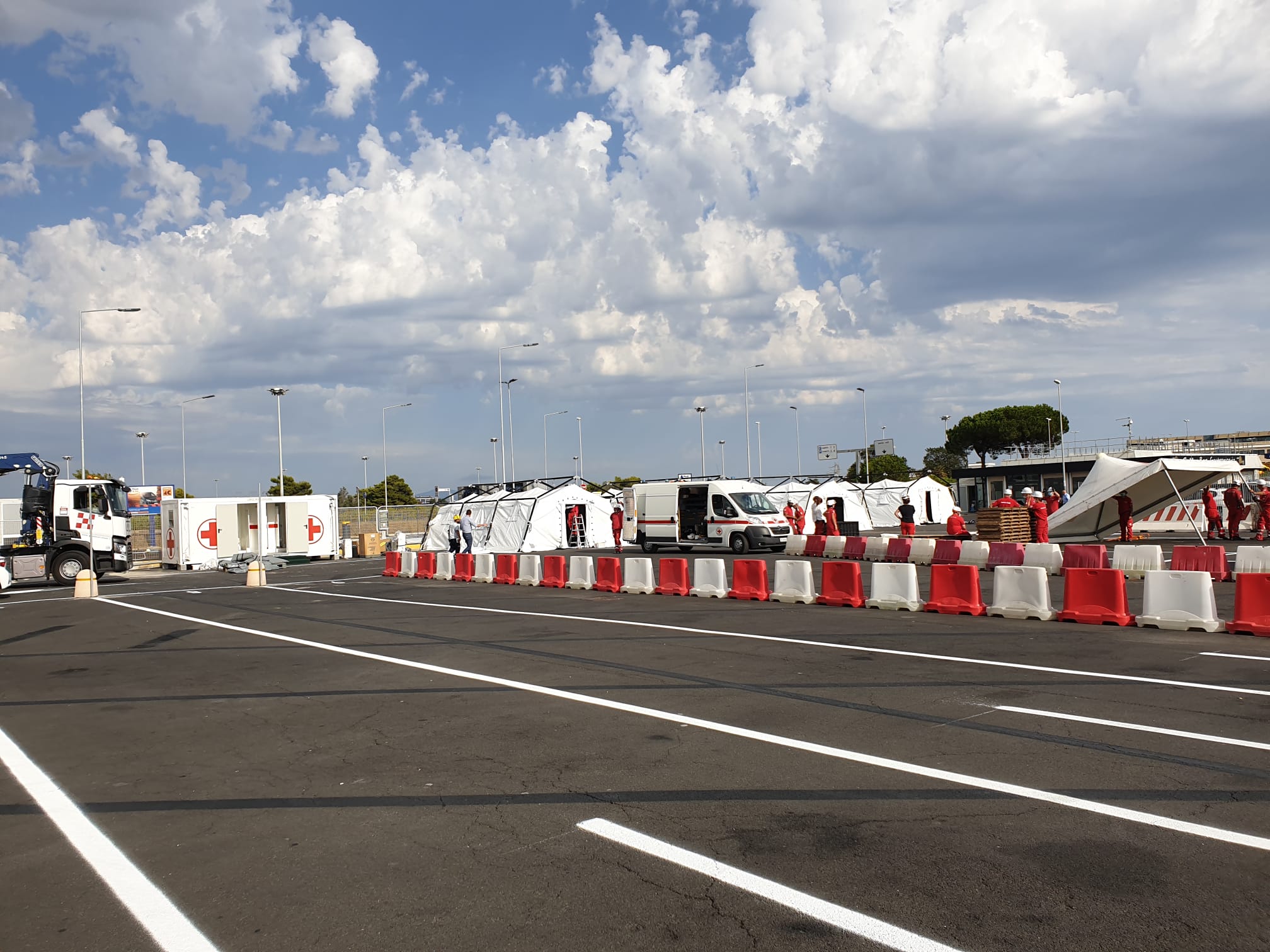 Coronavirus, al via drive-in tamponi nel parcheggio lunga sosta dell'aeroporto di Fiumicino