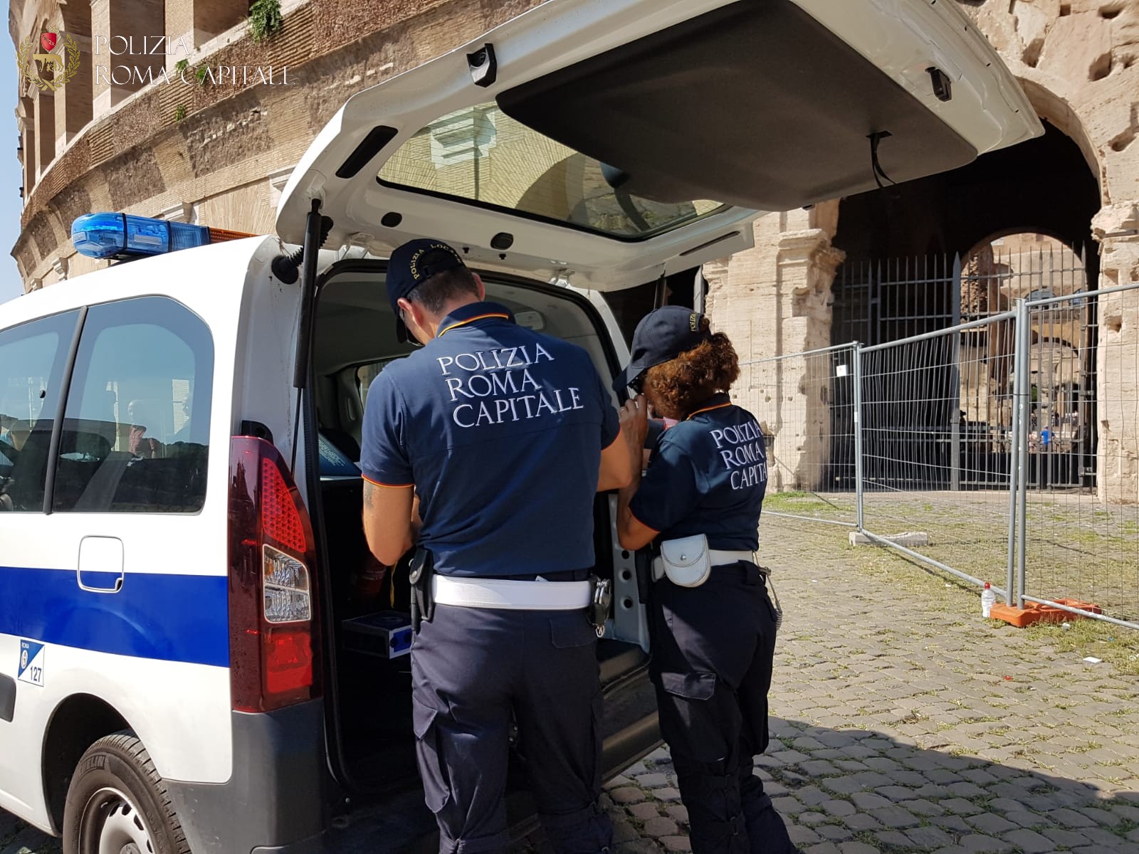 Roma, controlli anti abusivismo ai Fori Imperiali: fermato saltafila ricercato