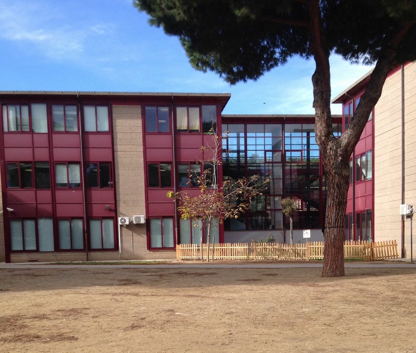 Ostia, niente "gabbie" per gli studenti di Mar dei Caraibi: spostati in altri ambienti