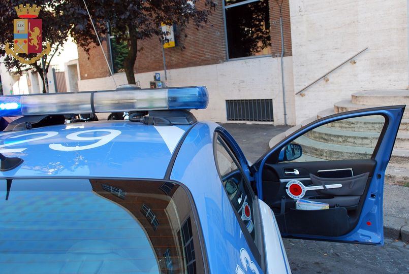 Tivoli, tossicodipendente armato di taglierino si barrica in casa e sequestra 5 persone