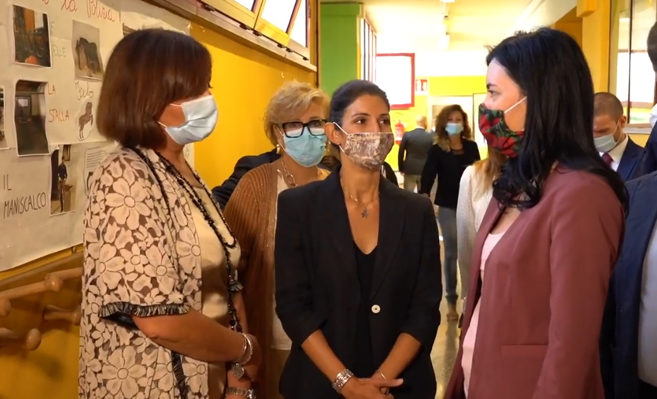 Raggi e Azzolina visitano scuola a Roma: partita consegna banchi monoposto