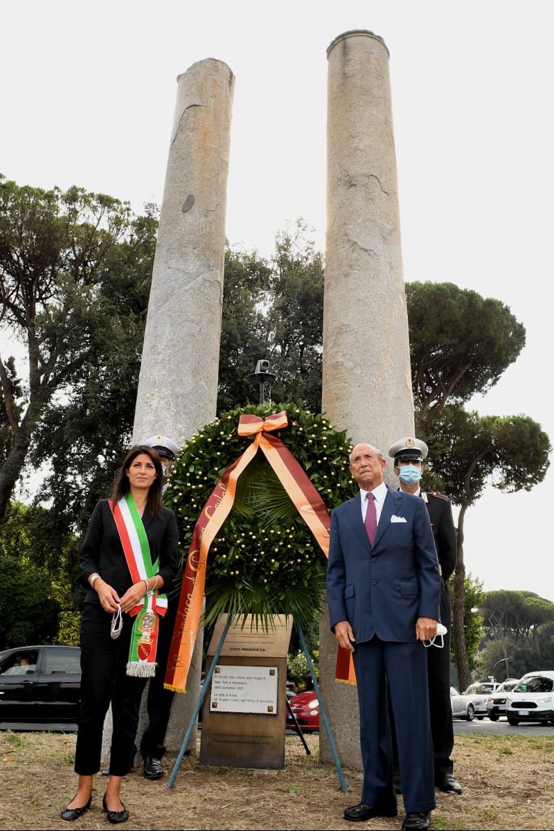 11 settembre, Raggi e ambasciatore Usa depongono corona al memoriale: Roma abbraccia NY