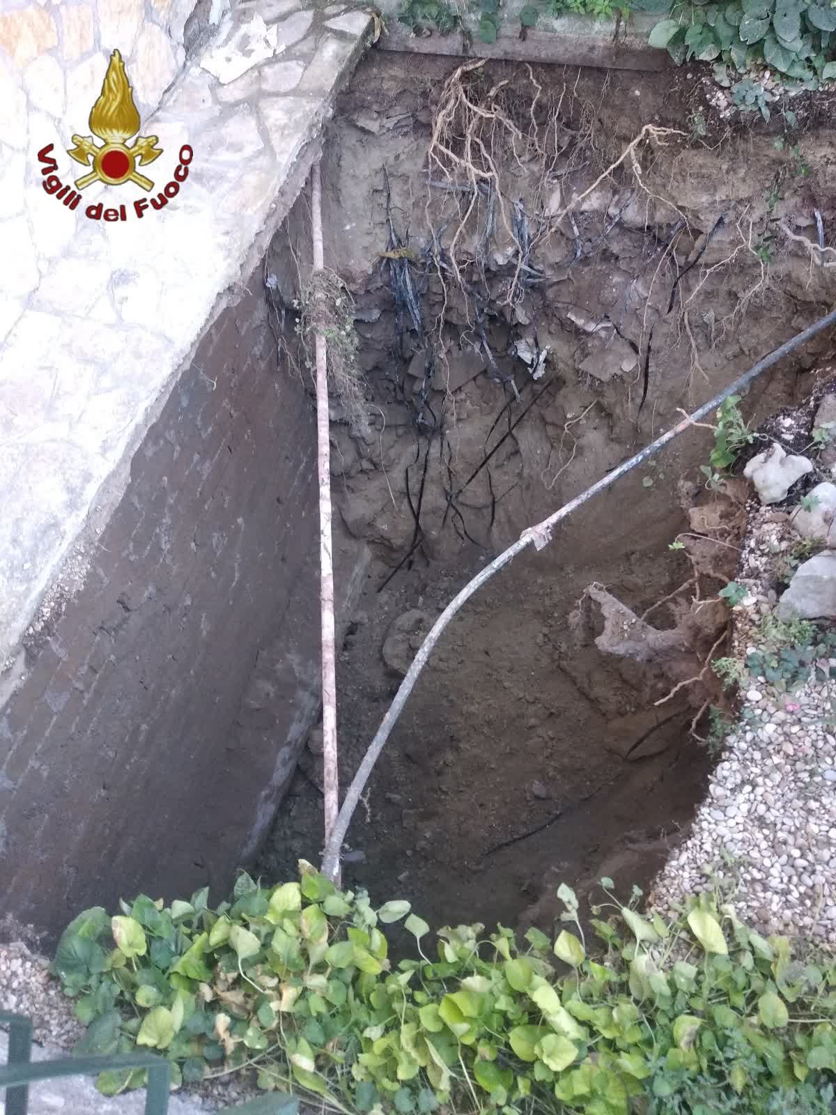 Roma, voragine in giardino condominiale: evacuato palazzo