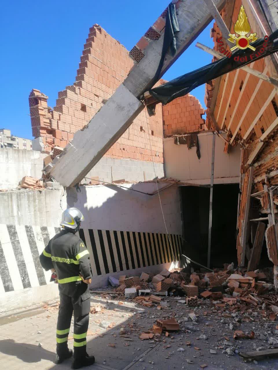 Roma, crolla tetto rimessa autobus: nessun ferito tra le macerie