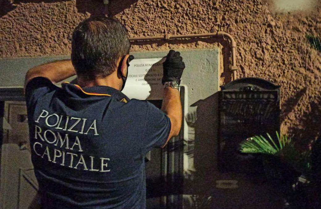 Controlli anti-covid: chiusi per assembramenti 2 locali al Colosseo. Sanzionato lido ad Ostia
