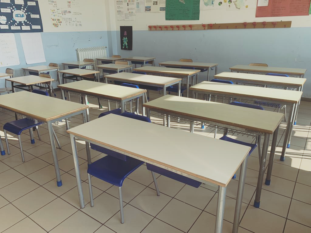 Scuole Lazio, mancano banchi, test e personale: sempre più sindaci decidono di riaprire il 24
