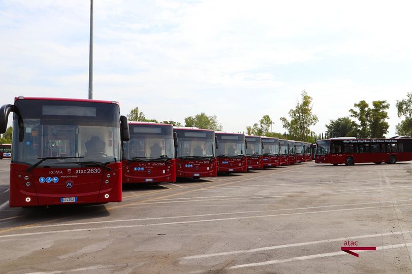 Trasporti, Raggi a Prima Porta per presentare 30 nuovi bus: "Atac arriverà a livello capitali europee"