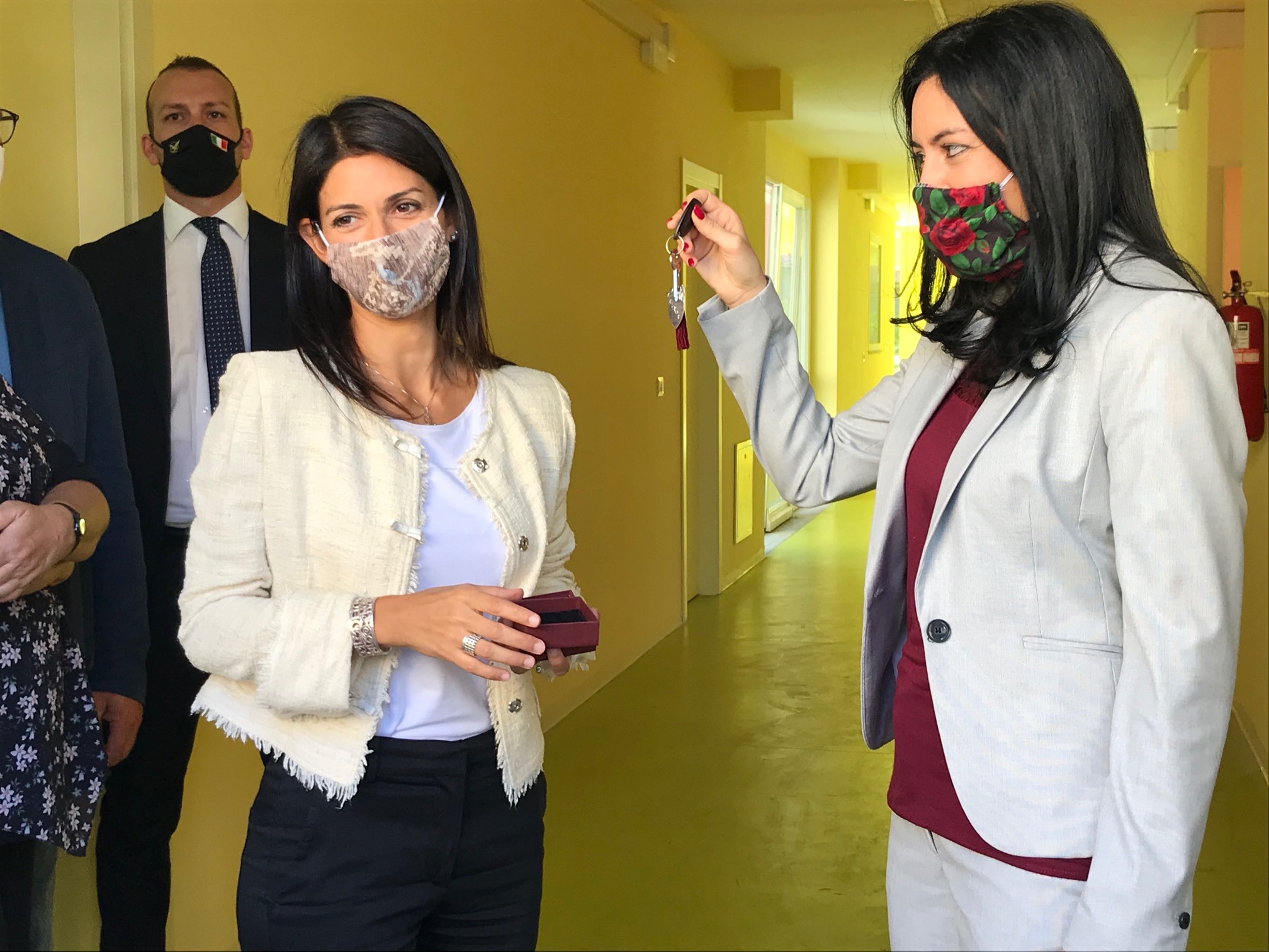 Scuole, Raggi e Azzolina consegnano chiavi materna nel Municipio X: a Corviale pronte 17 aule