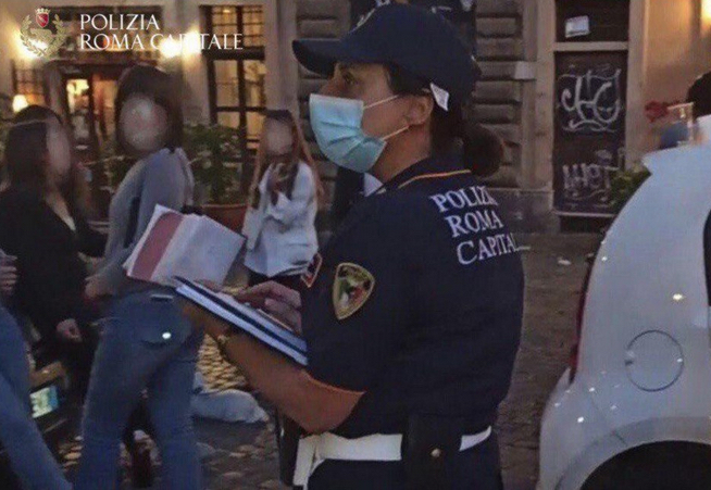 Roma, in 100 senza mascherine sulla pista da ballo: chiuso locale in centro