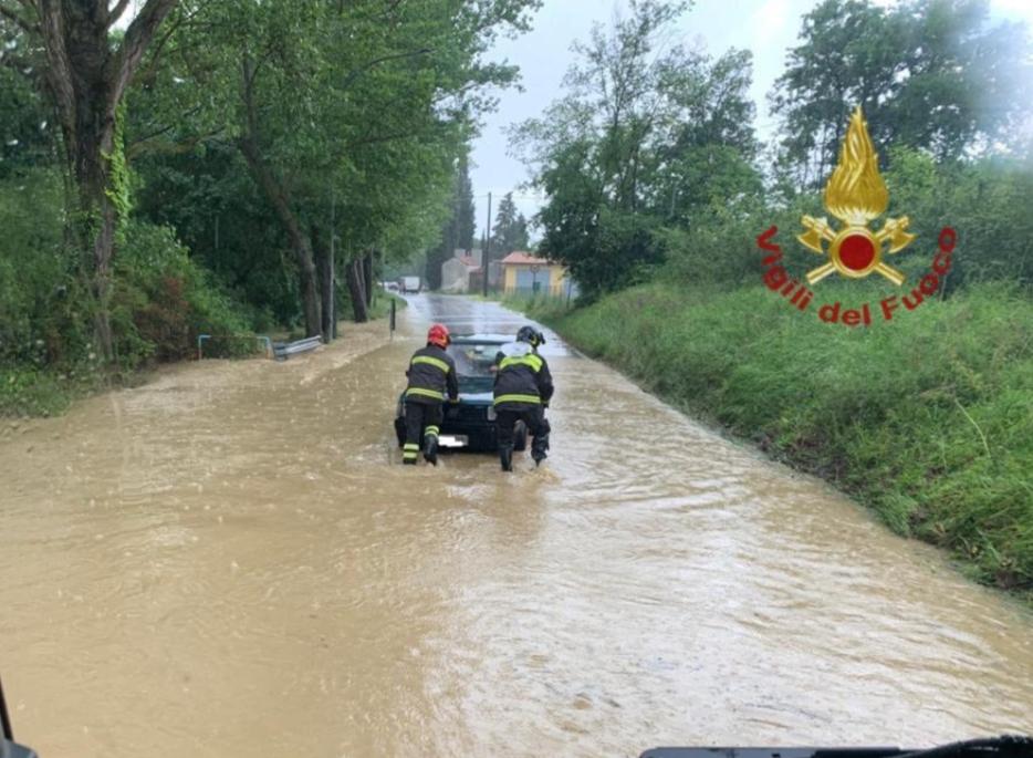 Maltempo, bomba d'acqua su Castelli Romani e Tivoli: canale straripa a Palestrina