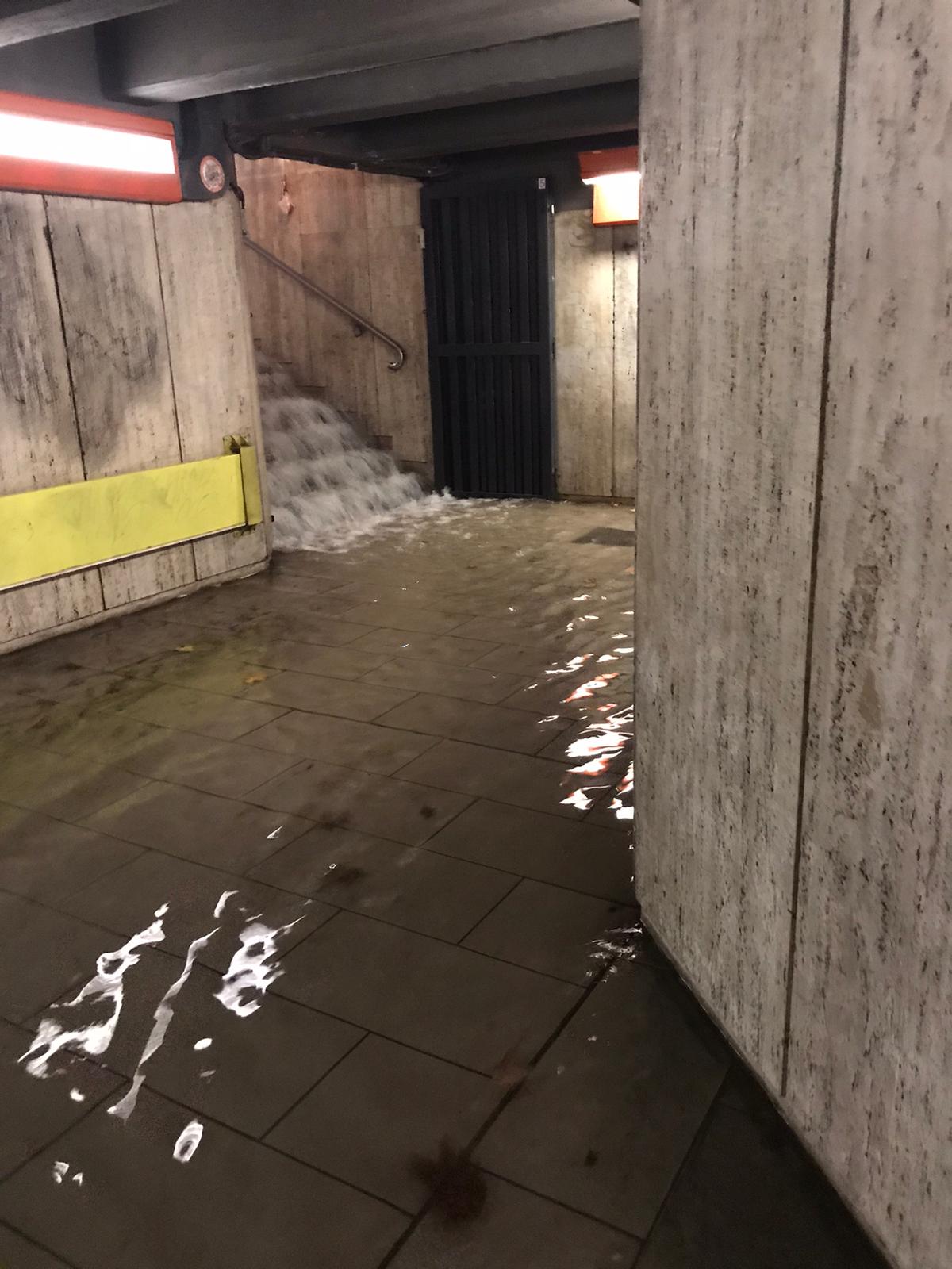 Maltempo, nubifragio allaga Roma: metro interrotta e stazioni chiuse