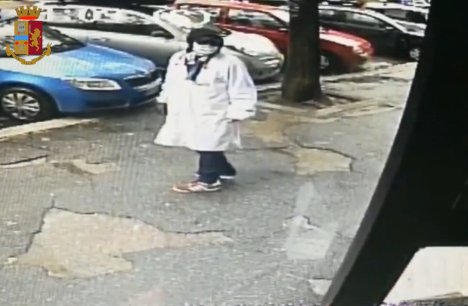 Roma, travestito da medico tenta due rapine in farmacia: preso