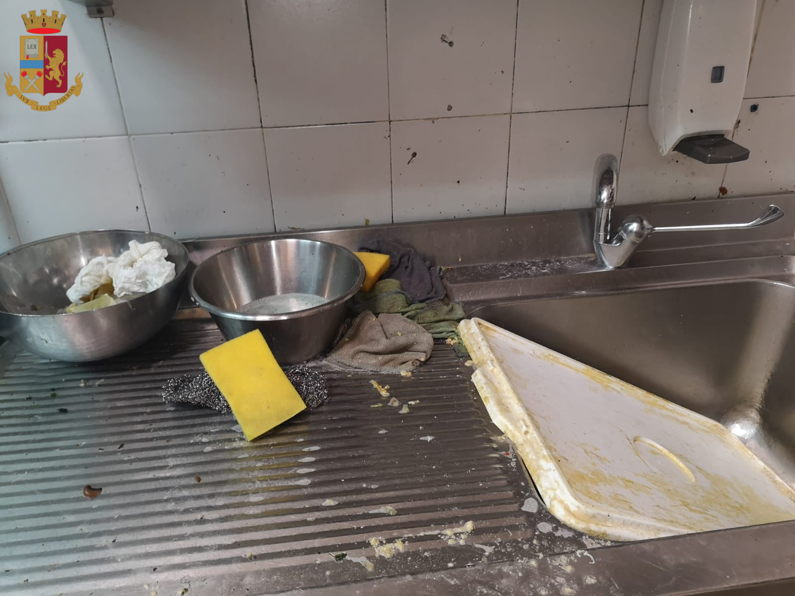 Ostiense, blatte e sporcizia nel ristorante: sospesa attività