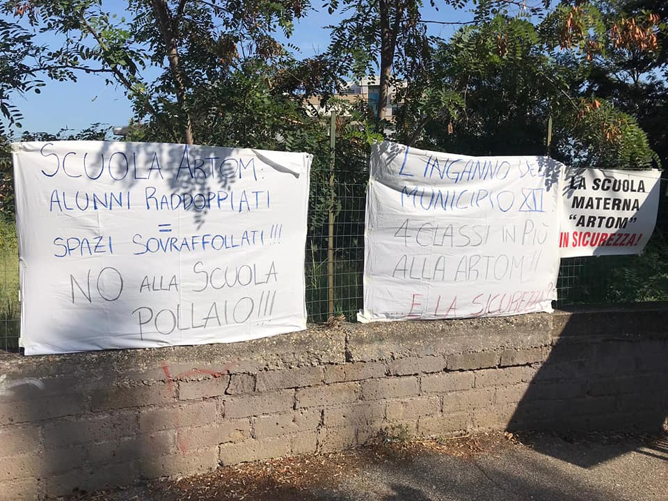 Municipio XII, manifestazione genitori della materna Artom: "No alla scuola pollaio"