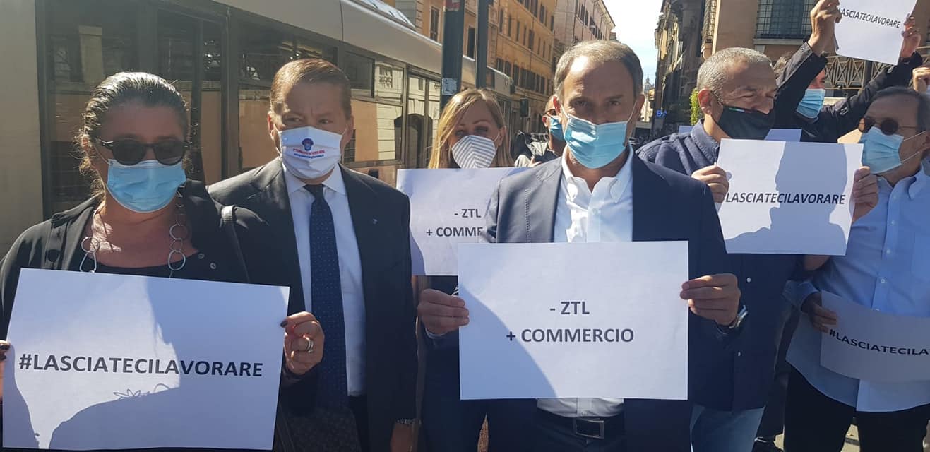 Roma, flash mob commercianti contro riattivazione Ztl: "lasciateci lavorare"