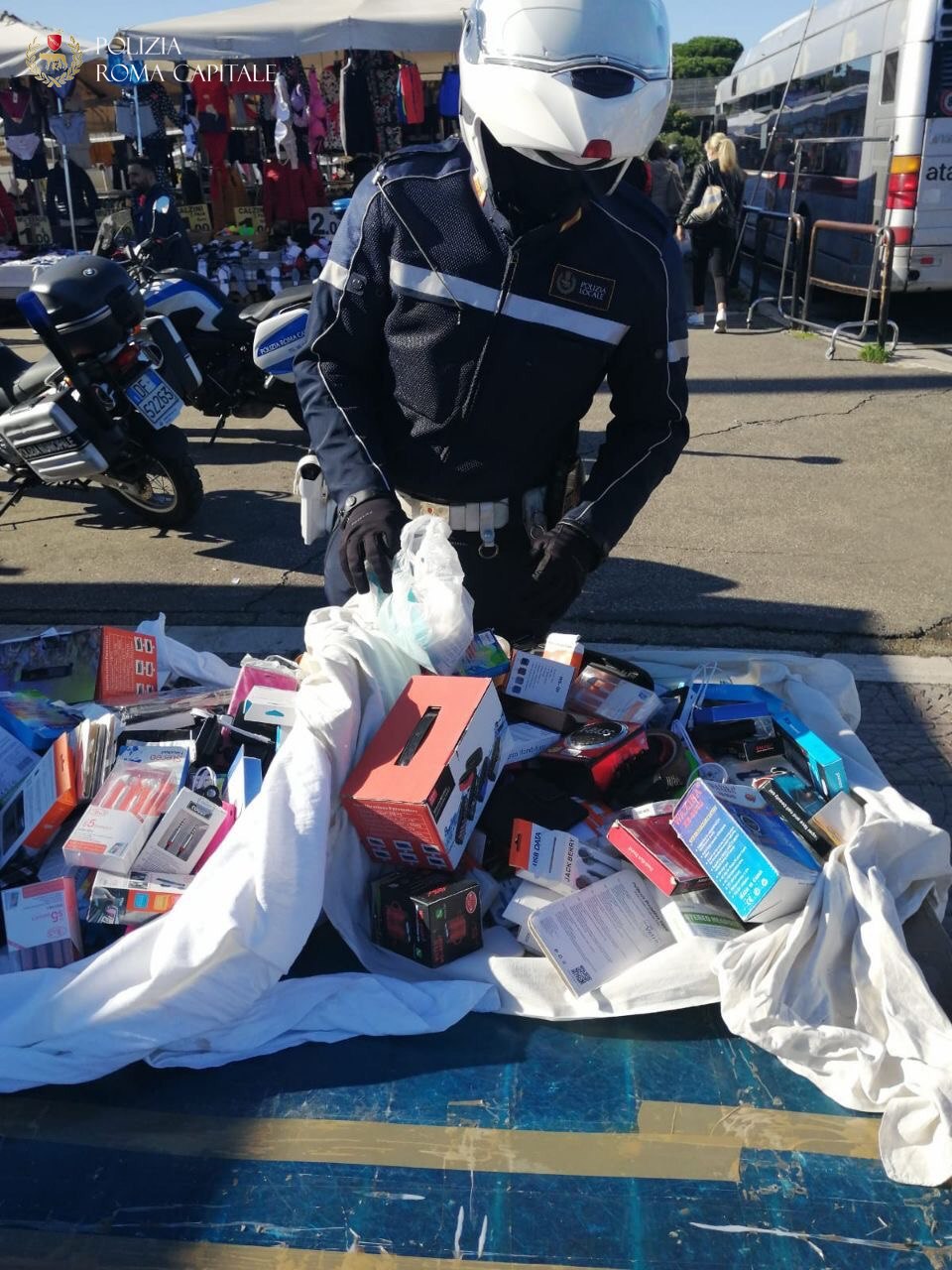 Roma, oltre 5mila articoli sequestrati a venditori abusivi: blitz dal Centro ad Anagnina