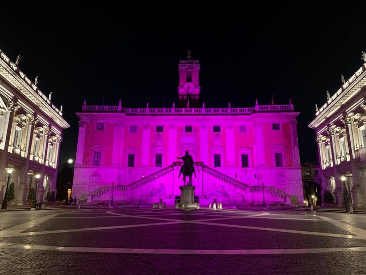 Sanità, il Campidoglio si illumina di rosa contro il tumore al seno