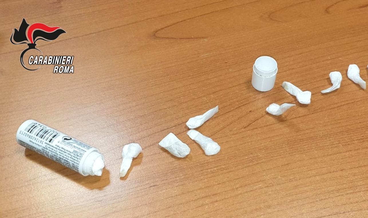 Roma, dosi di eroina nello stick labbra: arrestato pusher