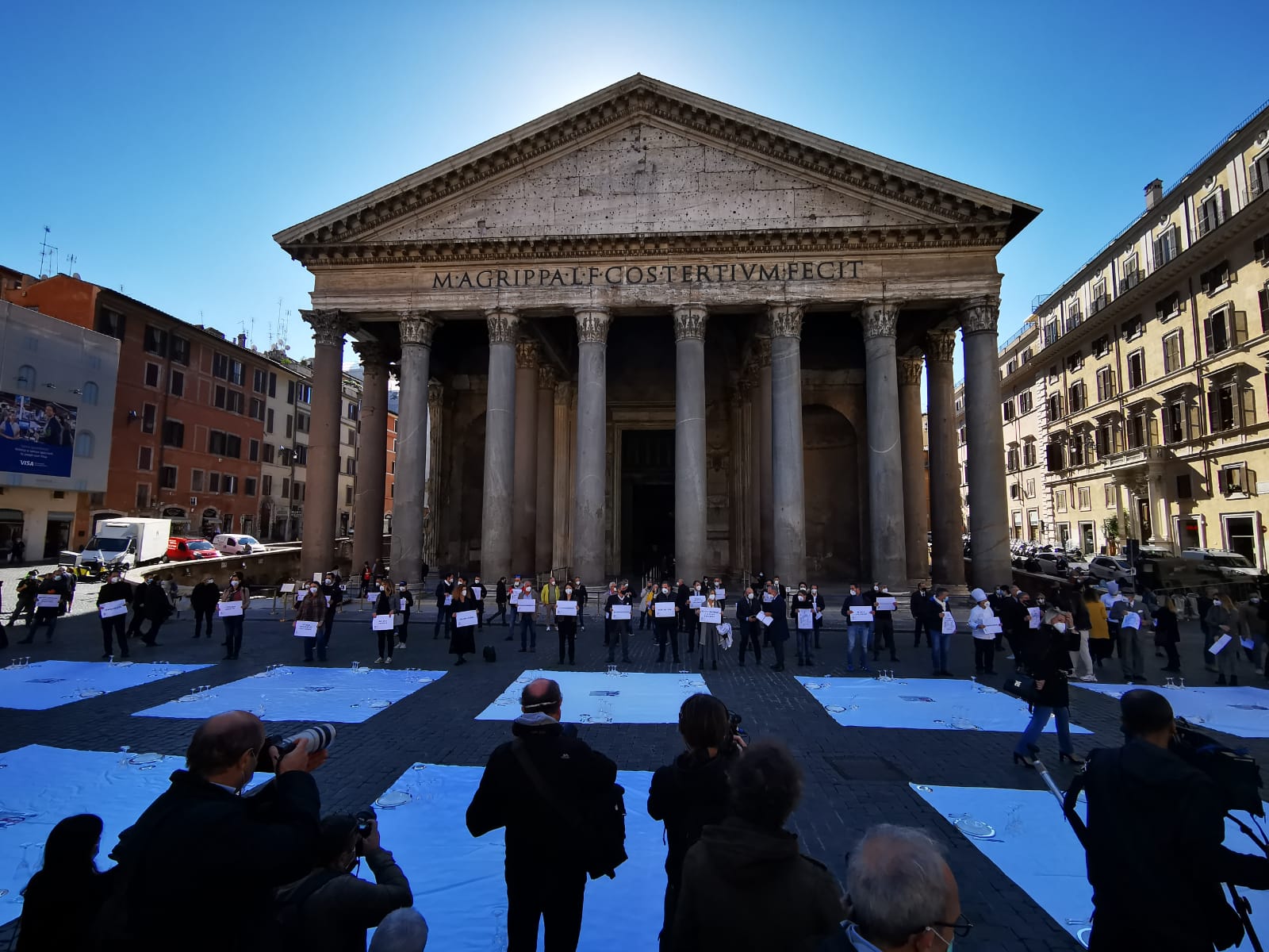 Covid, protesta dei ristoratori al Pantheon: "Siamo a terra, chiudere non è la sola ricetta"