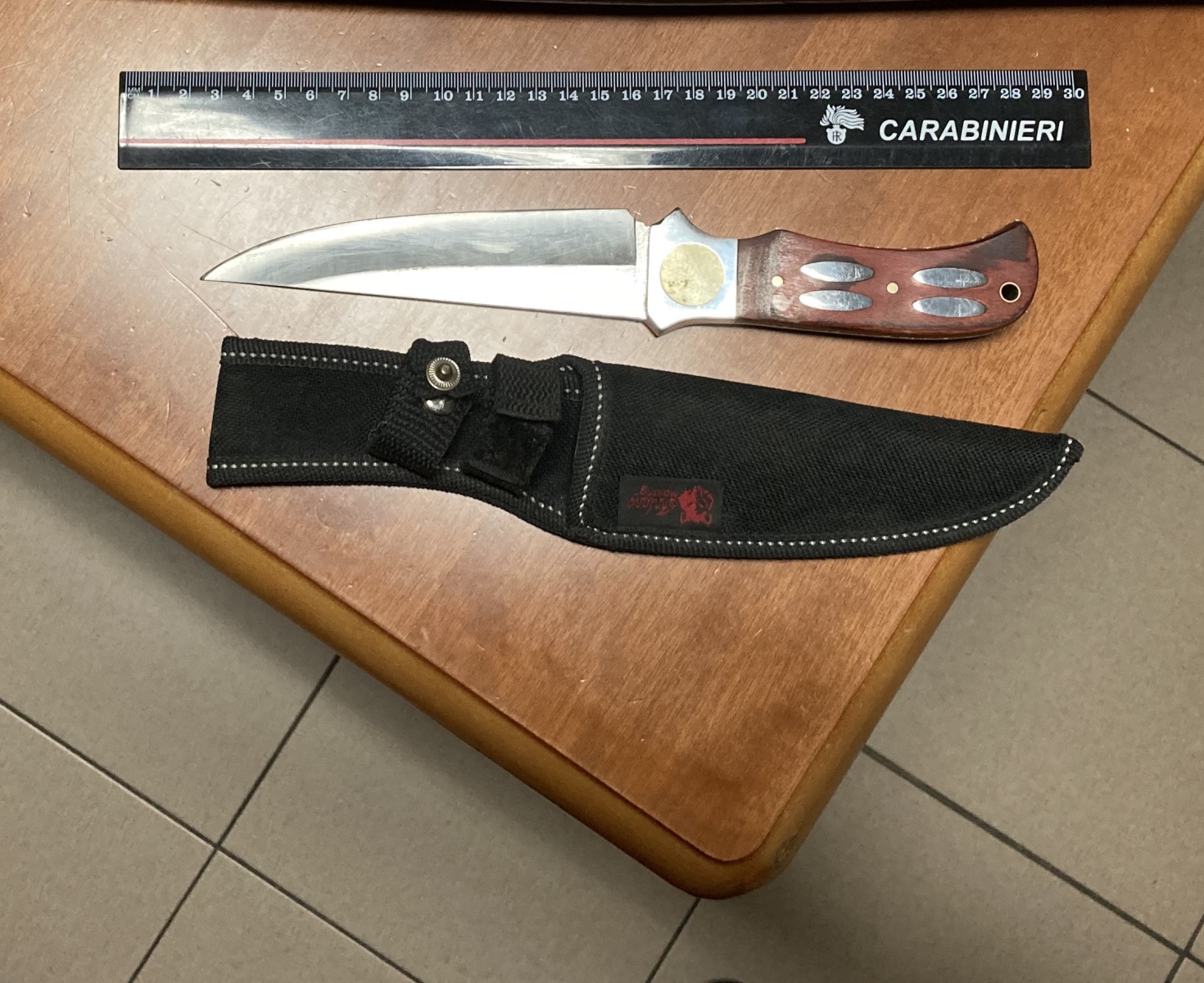 Castelnuovo di Porto, attende in strada la ex con un pugnale e la ferisce al collo: arrestato