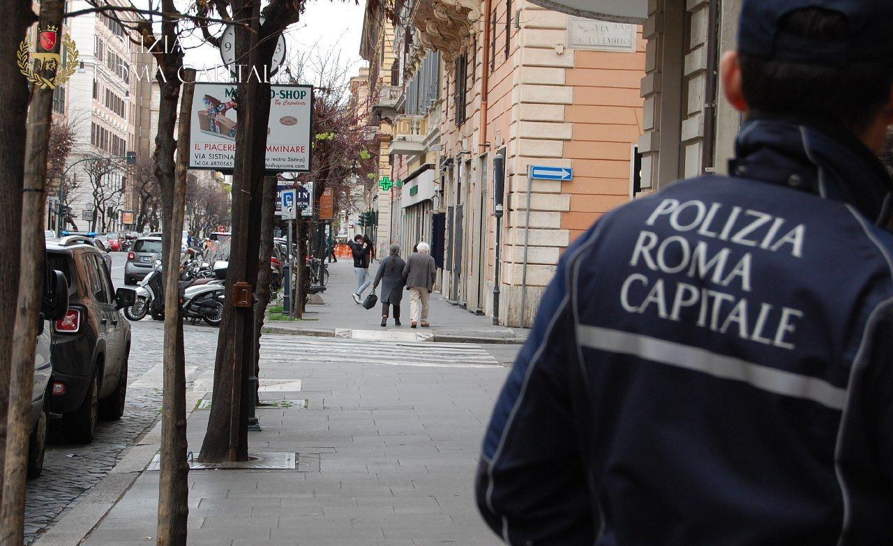 Trastevere, pedina anziano appena uscito dalla Posta e gli ruba 3mila euro: arrestato